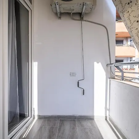 Miku Apartment-modernly Designed Downtown דירה טיראנה