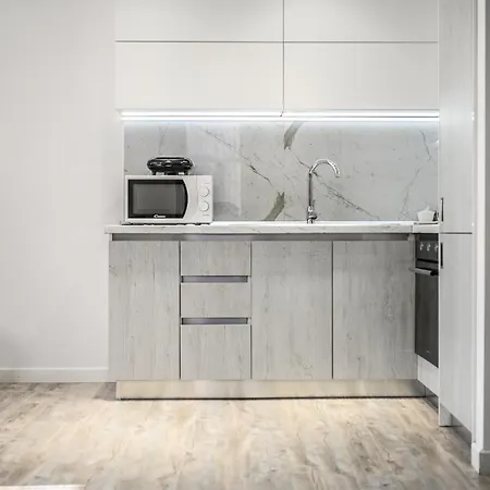 Miku Apartment-modernly Designed Downtown * تيرانا