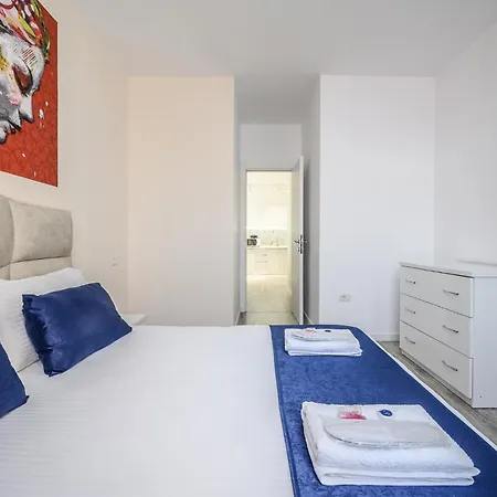 Miku Apartment-modernly Designed Downtown شقة