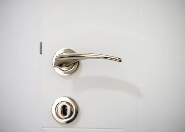 Miku Apartment-modernly Designed Downtown * تيرانا